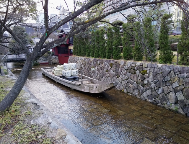 【キャンセル待】「高瀬川二条苑」でお食事と「よしもと祇園花月」で福笑い